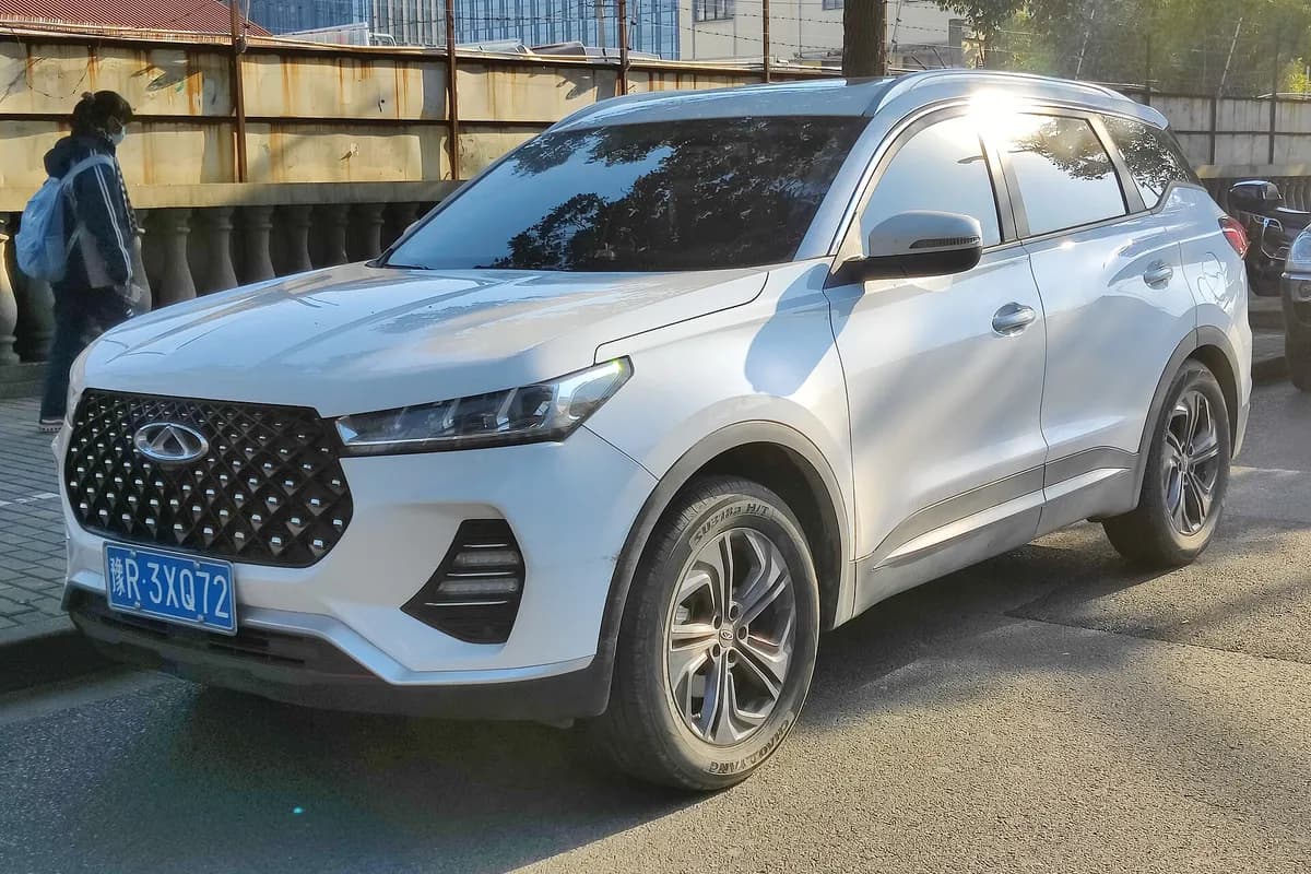 A Chery Tiggo 7, front three-quarter view