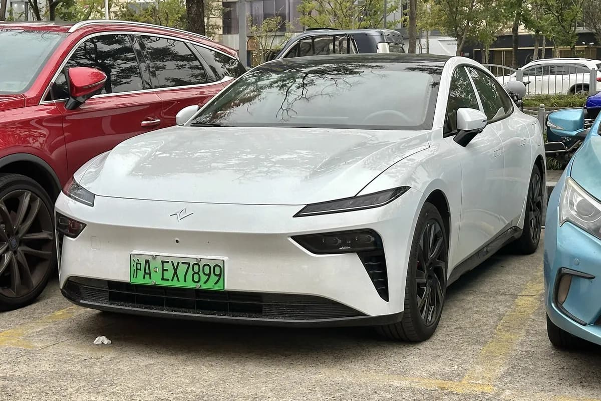 A Dongfeng 007, front three-quarter view