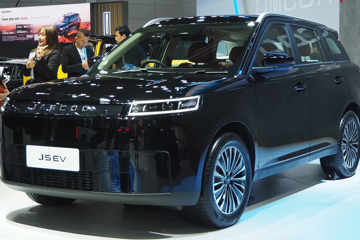 A Jaecoo J5, front three-quarter view