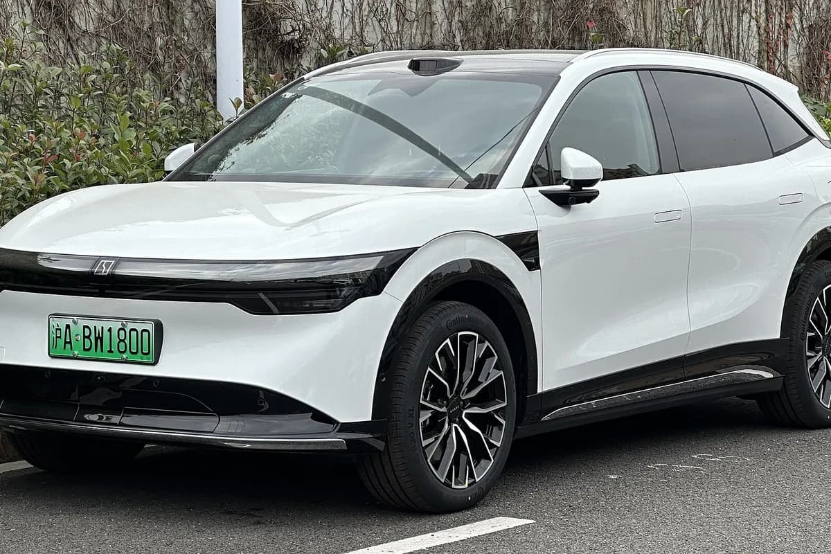 A Zeekr 7X, front three-quarter view